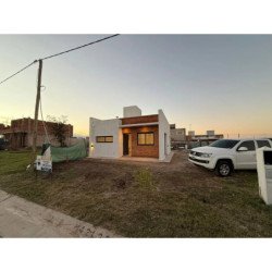 VENTA CASA DOCTA 3 DORMITORIOS EN POZO