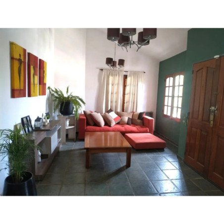 CASA EN VENTA CON GRAN TERRENO Y PILETA