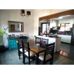 CASA EN VENTA CON GRAN TERRENO Y PILETA