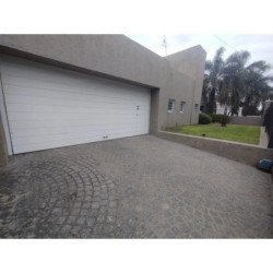 EN VENTA HERMOSA CASA CERRO DE LAS ROSAS 2 DORMIT