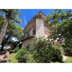 VENTA CASA CRISOL SUR CON PILETA EN DOS LOTES