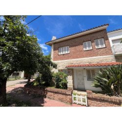 VENTA CASA CRISOL SUR CON PILETA EN DOS LOTES