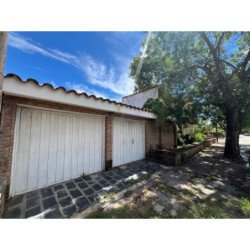 VENTA CASA CRISOL SUR CON PILETA EN DOS LOTES