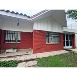 SE VENDE CASA 3 DORM + DEPTO. A M CORDOBA SHOPPING