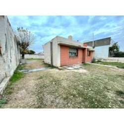 VENTA CASA 3 DORMITORIOS- PATIO- JARDIN DEL PILAR