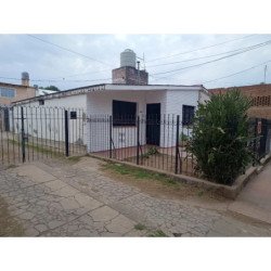 SE VENDE CASA 2 DORMITORIOS EN BARRIO VILLA CORINA