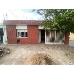 VENTA CASA 3 DORMITORIOS A REFACCIONAR LOS PLATANO