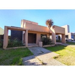 VENTA CASA 3 DORM + ESTUDIO, VALLE DEL GOLF