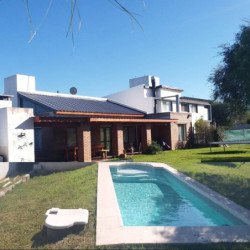 VENTA CASA 3 DORM TEJAS 4 PILETA AMPLIO TERRENO