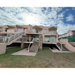 VENTA CASA AMOBLADA CARLOS PAZ CON BAJADA AL LAGO